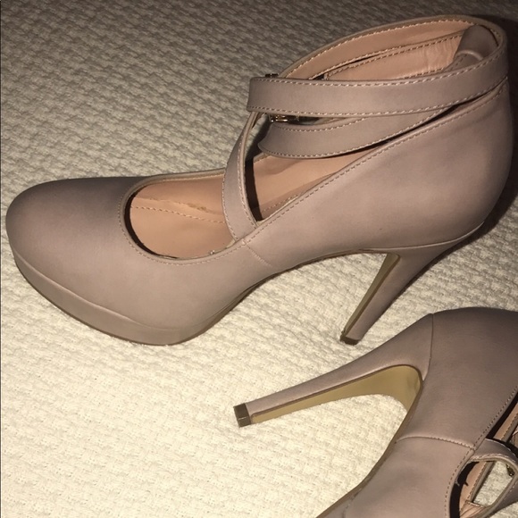 Woman’s high heels size 7 - Picture 3 of 3